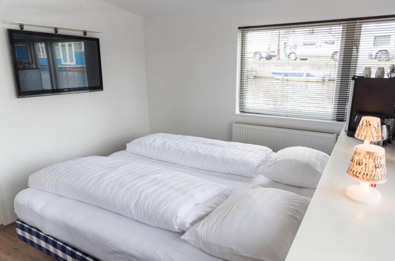 Houseboat Next To Amstel Bed and Breakfast Amsterdam Eksteriør billede
